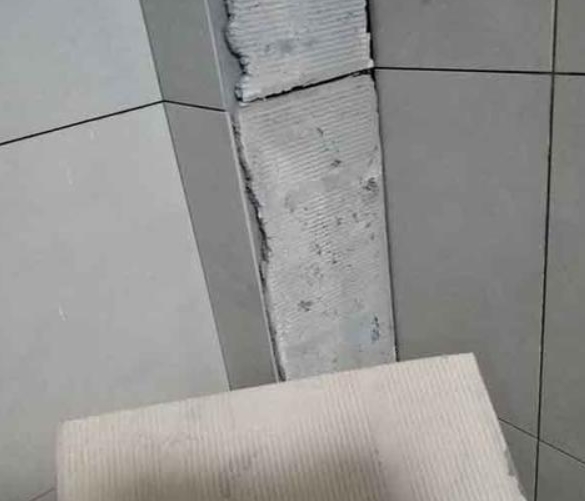 孝感瓷砖空鼓维修公司分享下厨房瓷砖脱落的补救措施。